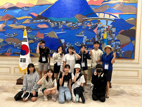 ‘서울-경상북도 청소년역사문화교류’에 참가한 경상북도 청소년들이 청와대 관람 후 기념 촬영을 하고 있다
