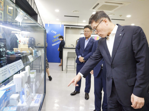 김성태 IBK기업은행장이 IBK창공(創工)-구로를 방문해 입주기업의 제품을 살펴보고 있다