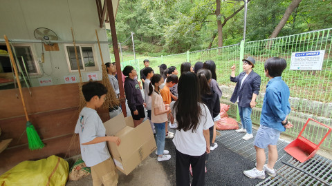 학교 안에서 발생되고 있는 폐기물을 모니터링하고 있다