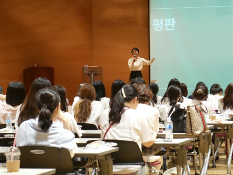 플리크 염미솔 대표가 ‘정답이 없는 세상에서 나만의 정답 찾기’를 주제로 강의하고 있다