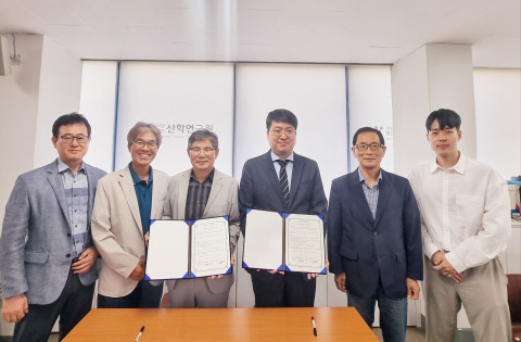 대동CMC와 산학연구원 양 기관 관계자가 업무협약을 체결한 뒤 기념 촬영을 하고 있다