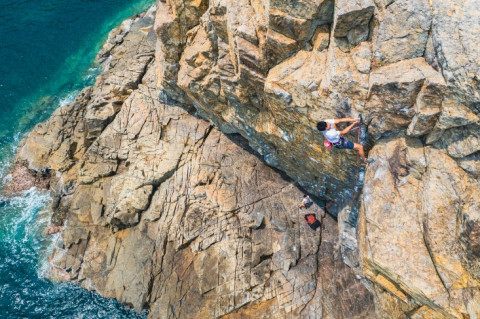 Rock climbing on Tung Lung Chau (Photo: Hong Kong Tourism Board)