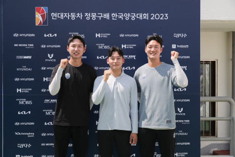 현대자동차 정몽구배 한국양궁대회 2023 남자부 예선에서 1위를 차지한 김하준(가운데)과 2위 김필중(왼쪽), 3위 구본찬(오른쪽) 선수(사진제공 - 대한양궁협회)