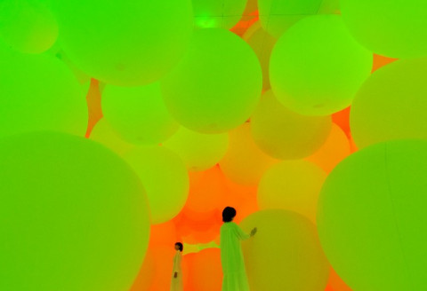 As visitors push the spheres of light, the spheres change color and emit a color-specific tone. On v