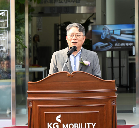 KG 모빌리티 곽재선 회장이 광역서비스센터(군포) 준공식에서 인사말을 하고 있다