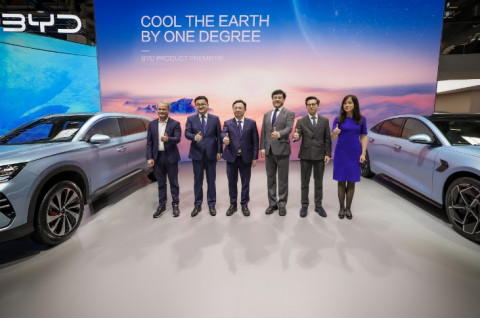 (From left to right) Wolfgang Egger (BYD Design Director), Li Yunfei (General Manager of BYD Brandin