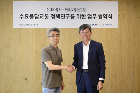 왼쪽부터 현대차 SDV본부장 송창현 사장과 한국교통연구원 오재학 원장이 협약식에서 기념 촬영을 하고 있다