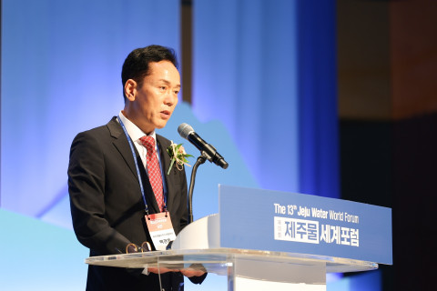 백경훈 제주개발공사 사장이 제주 국제컨벤션센터(ICC 제주) 탐라홀에서 열린 ‘제13회 제주물 세계포럼’에서 개회사를 하고 있다