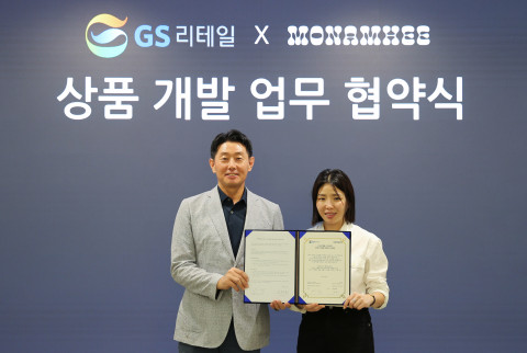 왼쪽부터 이기철 GS리테일 기획MD부문장(상무)과 최현정 모남희 대표가 강남구 역삼동 소재 GS리테일 본사에서 열린 ‘GS리테일 X 모남희 차별화 상품 개발 업무협약’을 체결한 후