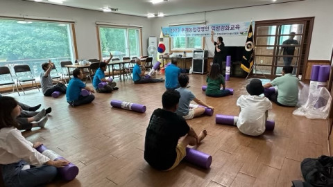 서울후계농업경인들이 근골격계통증 예방을 위한 소도구 활용 운동 교육을 받고 있다