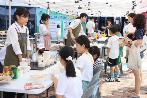 라따뚜이 체험 부스를 운영 중인 경기대 조리학과 대학생 서포터즈들