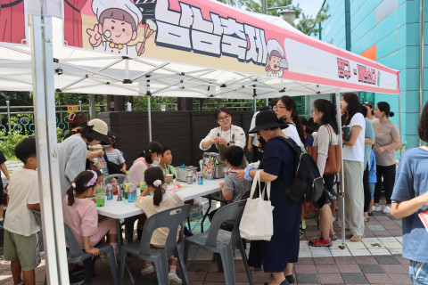 냠냠축제 요리 체험 부스에 참여 중인 청소년들
