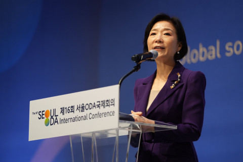 ‘제16회 서울 ODA 국제회의’에서 오영주 외교부 제2차관이 환영사를 하고 있다