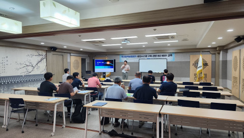 8월 28일 익산 KTX역 회의실에서 항공안전기술원 관계자가 정비능력확인제도 관련 ISO 9001 교육을 진행하고 있다