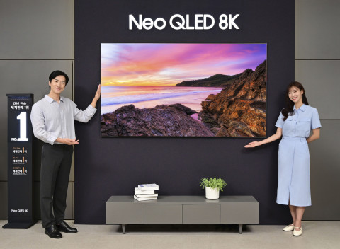 삼성전자 모델이 서울 강남구 대치동 삼성스토어 대치점에서 ‘삼성 TV 슈퍼빅 페스타’ 프로모션을 소개하고 있다