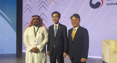 왼쪽부터 SNAM사 파드 알도히시(Dr. Fahd S Aldohish) 대표이사, 산업통상자원부 방문규 장관, KG 모빌리티 곽재선 회장