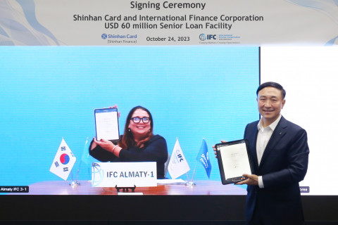 왼쪽부터 모미나 아이자주딘(Momina Aijazuddin) IFC MCT 금융기관그룹 담당 수석대표와 문동권 신한카드 사장이 비대면 랜선방식 투자 유치 조인식에서 기념 촬영을 하