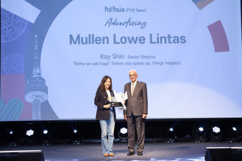 Mullen Lowe Lintas의 Kay Shin Senior Director가 ‘CMG 어워즈’ 시상식에서 상패를 받고 있다