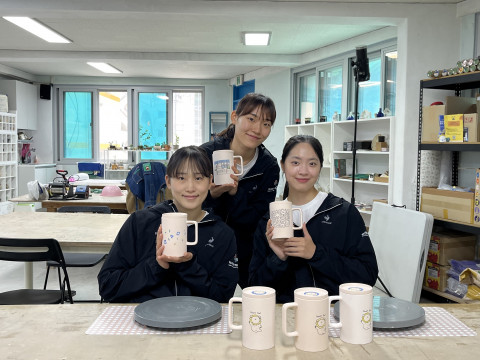 스프링샤인 ESG 도자기 텀블러 체험에 참여한 하나원큐 여자농구단 선수들이 완성한 텀블러를 들어보이고 있다