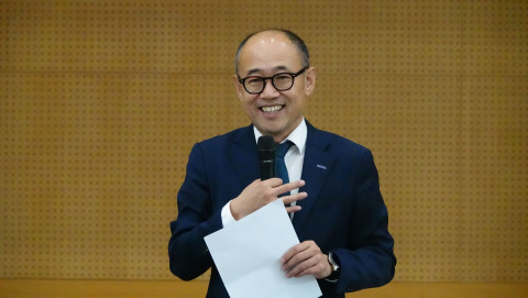 27일 경기도 성남시에 위치한 코이카 본부 대강당에서 개최된 ‘미국 평화봉사단 동창회(FoK) 코이카 방문행사’에서 정회진 코이카 글로벌인재사업본부장이 환영사를 하고 있다