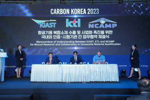 왼쪽부터 항공안전기술원 이대성 원장, 한국산업기술시험원 김세종 원장, 미 NCAMP Royal Lovingfoss 디렉터(Director)가 MOU 협약서에 서명하고 있다