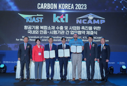 왼쪽부터 박종수 한국탄소나노협회장, 이달희 경상북도 경제부지사, 이대성 항공안전기술원장, 김세종 한국산업기술시험원장, 미 NCAMP Royal Lovingfoss 디렉터(Direc