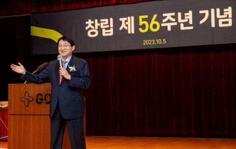 허일섭 GC(녹십자홀딩스) 회장이 경기도 용인 본사에서 열린 창립 56주년 기념식에서 창립기념사를 하고 있다