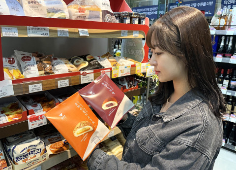 GS25에서 모델이 창억떡통팥찰떡빵과 창억떡호박인절미소보로를 바라보고 있다