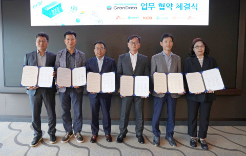 왼쪽부터 SK텔레콤 장홍성 AdTechCo담당, SK브로드밴드 이철행 AI/DT담당, 금융보안원 박진석 디지털전략본부장, 금융결제원 차병주 경영전략본부장, KCB 이욱재 기업사업부