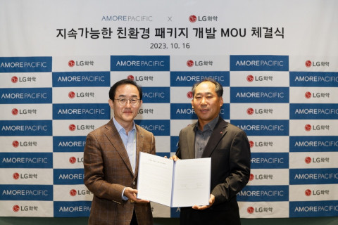 왼쪽부터 아모레퍼시픽 SCM 유닛장 강명구 전무와 LG화학 NCCPO사업부장 양선민 전무가 지속가능한 친환경 패키지 개발 MOU 체결식에서 기념 촬영을 하고 있다