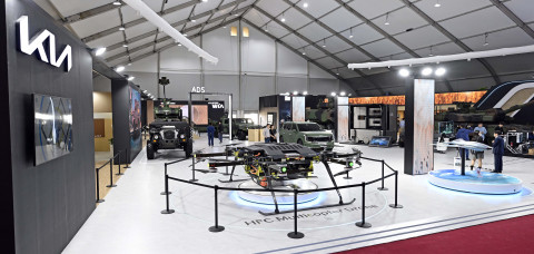 서울 ADEX 2023 기아관에 전시된 왼쪽부터 중형 샤시, 수소연료전지 멀티콥터 드론, EV9 밀리터리 콘셉트카, 수소연료전지 군용 드론 콘셉트