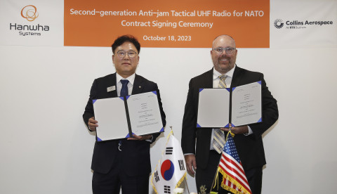 왼쪽부터 김정호 한화시스템 항공우주사업부문 사업대표와 롭 스캇(Rob Scott) 콜린스 에어로스페이스 전술통신사업부문 총괄이 기념 촬영을 하고 있다