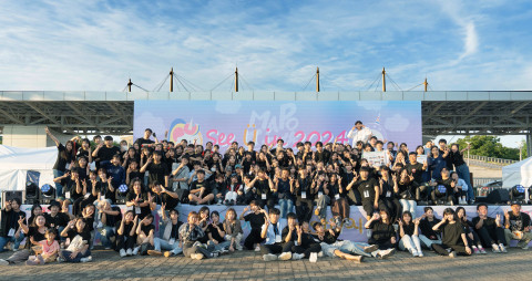 2023 마포구 청소년 페스티벌 참가 청소년들이 기념사진을 촬영하고 있다