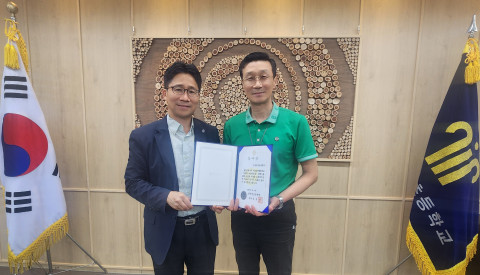 왼쪽부터 한국청소년연맹 허정 본부장, 서울구일초등학교 임채길 교장