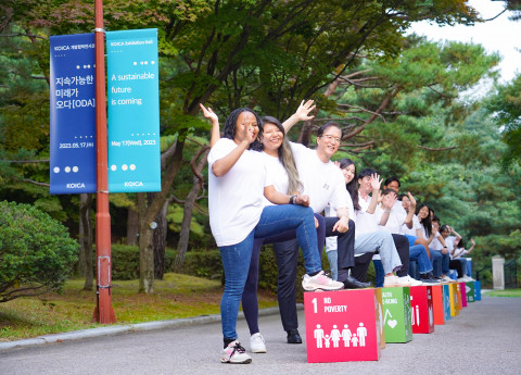 10월 13일 경기도 성남시에 위치한 코이카 본부에서 SDGs 마라톤에 참여한 코이카 임직원과 코이카 서포터즈 위코(WeKO) 5기 활동자들이 SDGs 목표가 그려진 박스 위에서 