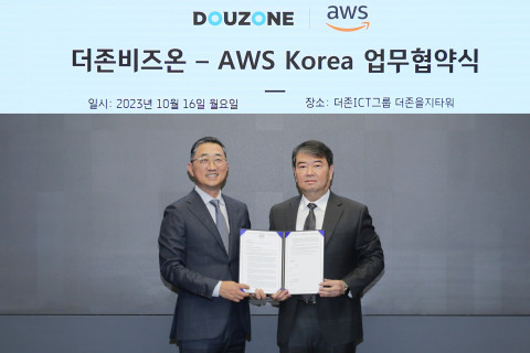 더존비즈온과 AWS코리아는 더존 핵심 솔루션 중심의 ‘글로벌 SaaS 사업 진출’을 위한 업무협약(MOU)을 체결했다. 사진 왼쪽부터 AWS코리아 함기호 대표, 더존비즈온 김용우 