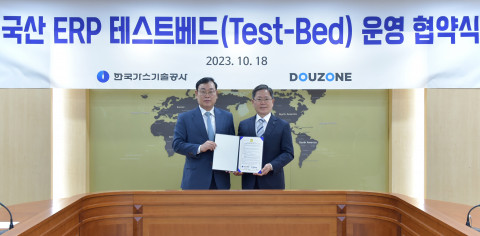 더존비즈온과 한국가스기술공사가 ‘K-ERP 테스트베드 협약식’을 체결한 가운데, 더존비즈온 ERP사업부문 대표 이강수 사장(사진 왼쪽)과 한국가스기술공사 조용돈 사장이 협약서를 교