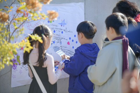 참가한 어린이들이 모둠별로 제안한 놀이 방법을 살펴보고 있다