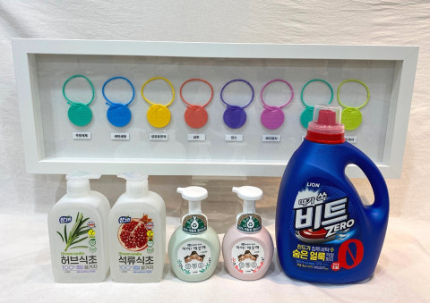 시각 장애인용 ‘점자 태그’ 8종과 점자 표기를 적용한 비트, 참그린 등 기부 제품들