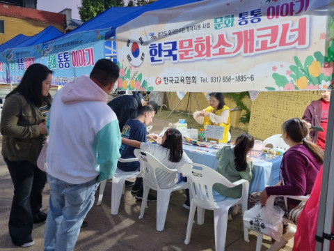 외국인 가족이 전통부채만들기 체험을 하고 있다