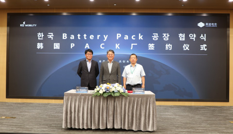 왼쪽부터 KG 모빌리티 정용원 대표이사, KG 모빌리티 곽재선 회장, FinDreams Battery 허롱 총사장이 기념 촬영을 하고 있다
