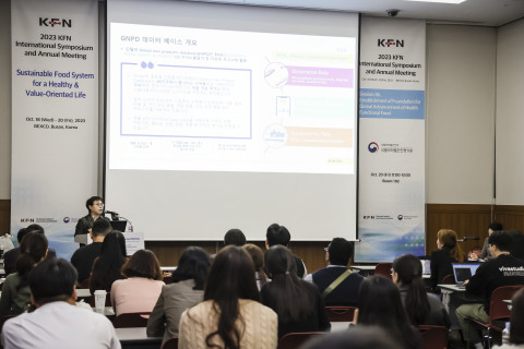 황태영 박사가 글로벌 건강기능식품 트렌드 세미나에서 발표를 하고 있다