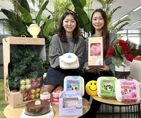 GS25에서 크리스마스와 연말을 맞아 사전예약 및 점포에서 판매하는 케이크와 유관 상품을 들고 포즈를 취하고 있다