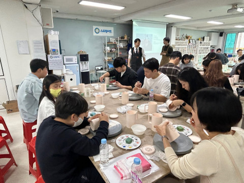 Pro-MBA 경영전문대학원 재학생들이 ESG 도자기 텀블러 만들기를 체험하고 있다