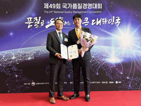 왼쪽부터 제일전기공업 김동식 상무이사와 자재팀 이정길 팀장