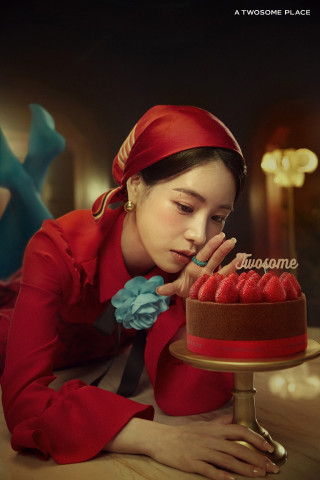 워맨스(Woman+Romance) 전문가 임지연이 이번엔 투썸 케이크와 케미 뽐낸다