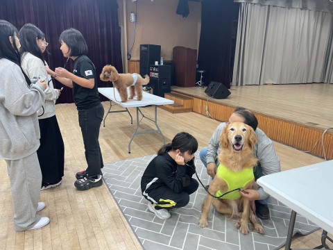 동물교감교육 ‘나답개(犬), 행복하개(犬)’에 참여한 방과후아카데미 청소년들이 반려견의 심장소리를 들어보고 있다