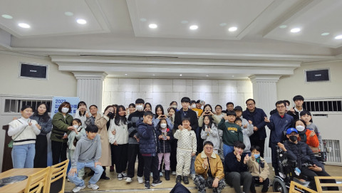 ‘2023년 장애가정아동 성장멘토링 종결식’ 참여자들이 기념사진을 촬영하고 있다