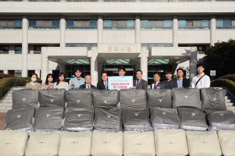왼쪽 다섯 번째부터 희망친구 기아대책 서경석 대표, 이브자리 홍명식 부사장, 군포시청 하은호 시장, 군포시노인복지관 윤호종 관장, 군포시노인복지관 일반후원회 이화용 회장, 이브자리