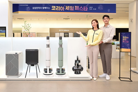 삼성전자 모델이 삼성스토어 청담점에서 ‘코리아 세일 페스타’를 소개하고 있다. 삼성전자는 30일까지 인기 가전·IT 제품을 풍성한 혜택과 함께 만날 수 있는 ‘삼성전자와 함께하는 